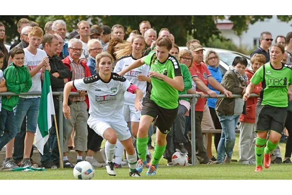 Vor einer prächtigen Kulisse mussten sich die Frauen des SV Granheim (grünes Trikot) dem VfL Herrenberg beugen.  Jürgen Emmenlauer