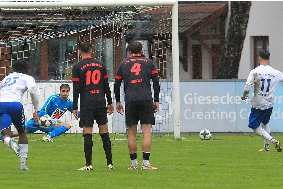 Sonthofens Keeper Mraco Zettler (im Hintergrund) ist ins andere Weg unterwegs, der Ismaninger Meriton Vrenezi (rechts) trifft zum 1:0 und ließ später einen zweiten Treffer folgen.