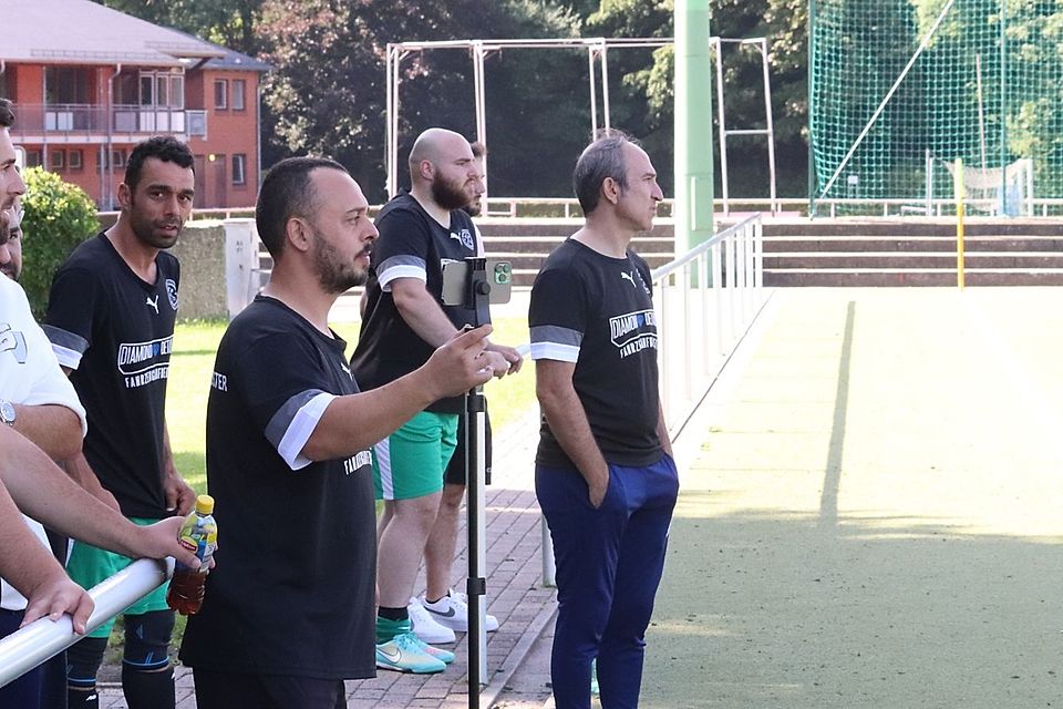 Trainer Bayram Özkan (rechts) sah das beste Spiel seines Teams.