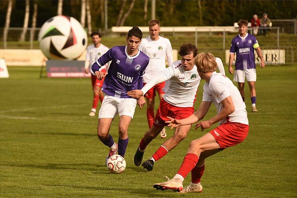 Ilir Serifi (VfR Neumünster) am Ball gegen zwei Spieler des VfB Lübeck II (Szene aus Hinspiel Saison 2024/25).