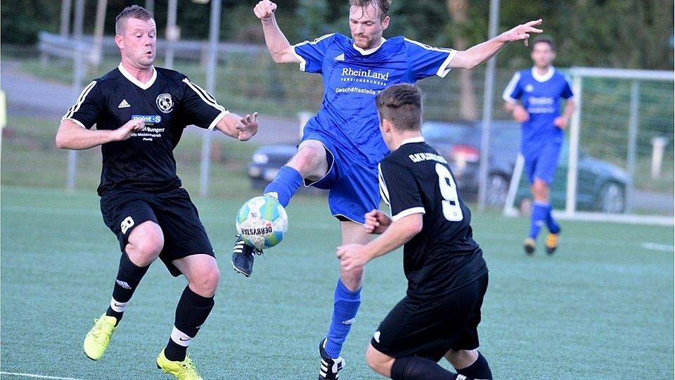 Ralingens Benedikt Neises (Mitte) setzt sich gegen Benny Leis und Erik Weirich von der DJK Pluwig-Gusterath durch erzielt das 2:0.