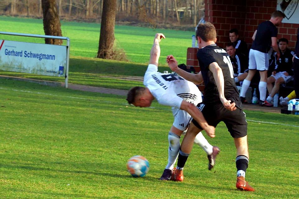 Rene Frese (TV01) im Zweikampf mit Henning Witte (FCK)