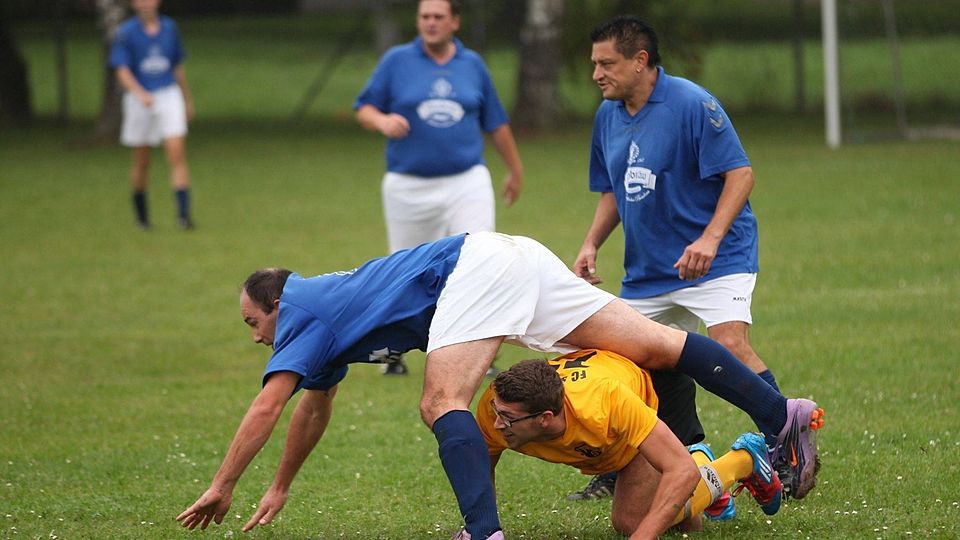 Ins Straucheln geraten ist die SG JVA Straubing (blaue Trikots)  F: Schwarz