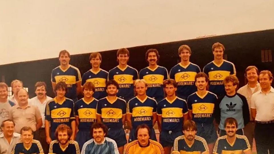In der Saison 1985/86 war Horst Dingler eine Stütze des Landesliga-Meisterteams. Hintere Reihe, von links: Ralf Christoph, Udo Walldorf, Tobias Finger, Horst Dingler, Andreas Machill und Matthias Hrachovec. Mitte, von links: Edgar Valentin, Michael Walter, Rüdiger Renn, Klaus Schlosser, Norbert Kern, Thomas Ruppert, Stefan Balbach, Kures Massali, Wolfgang Schultheis, Kai Schumacher, Fred Stilgenbauer, Trainer Hartmut Freudenberg, Wolfgang Fabig, Helmut Höfels und Schwabbel Schäfer. Vorne von links: Kurt Haas, Mike Hölzel, Andreas Ludewig, Arno Hand, Arno Kimpel, Andreas Böttcher und Peter Busch. Es fehlte Peter Swiatek.