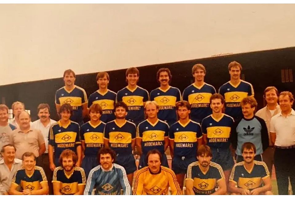 In der Saison 1985/86 war Horst Dingler eine Stütze des Landesliga-Meisterteams. Hintere Reihe, von links: Ralf Christoph, Udo Walldorf, Tobias Finger, Horst Dingler, Andreas Machill und Matthias Hrachovec. Mitte, von links: Edgar Valentin, Michael Walter, Rüdiger Renn, Klaus Schlosser, Norbert Kern, Thomas Ruppert, Stefan Balbach, Kures Massali, Wolfgang Schultheis, Kai Schumacher, Fred Stilgenbauer, Trainer Hartmut Freudenberg, Wolfgang Fabig, Helmut Höfels und Schwabbel Schäfer. Vorne von links: Kurt Haas, Mike Hölzel, Andreas Ludewig, Arno Hand, Arno Kimpel, Andreas Böttcher und Peter Busch. Es fehlte Peter Swiatek.
