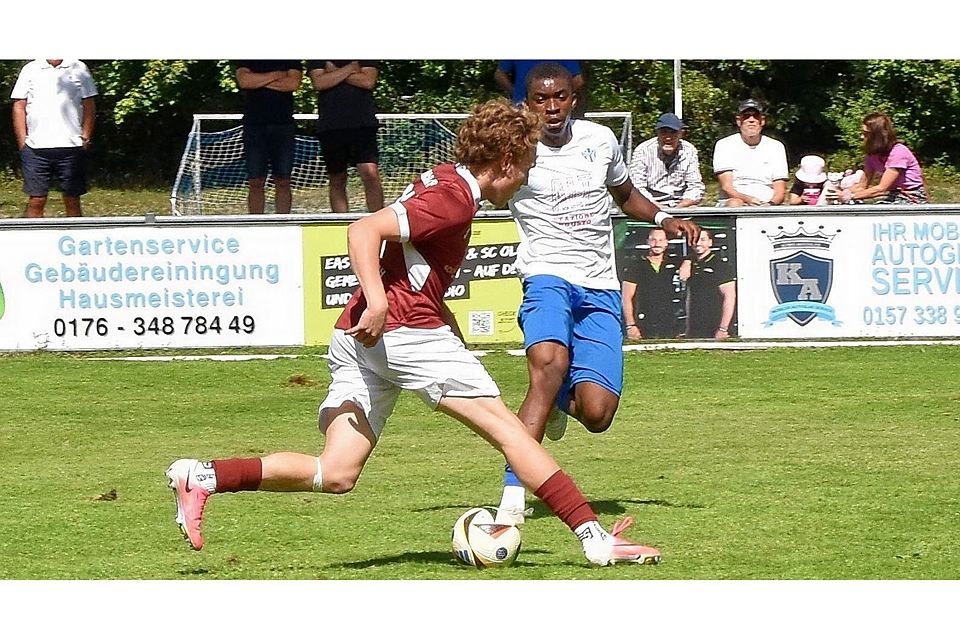 Collins Idukpaye vom SC Olching (Weißes Trikot) im Spiel gegen den TSV Dachau 1865 (rotes Trikot).