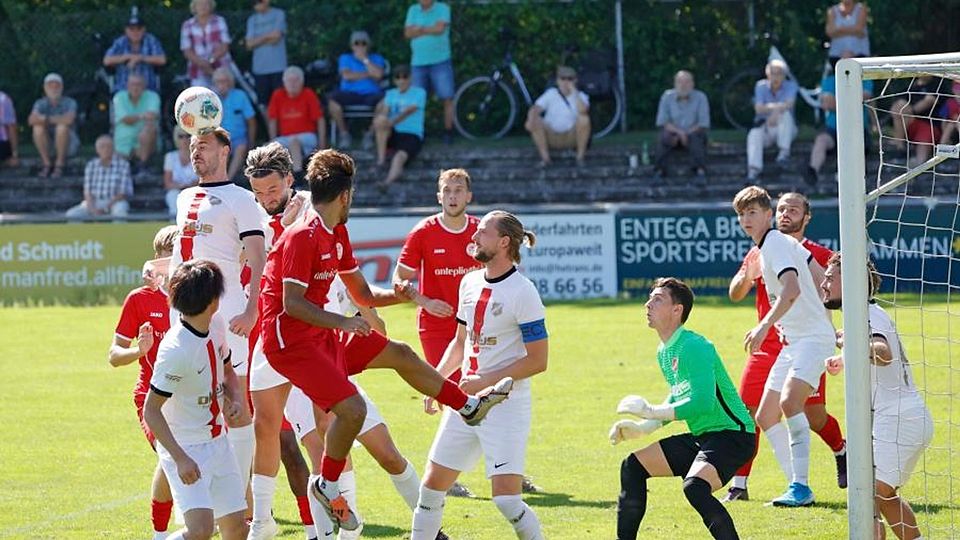Mächtig Betrieb im Strafraum: RW Darmstadt (beim Kopfball Florian Zorn, in der Mitte Kapitän Patrick Bohn, dahinter Torwart Jan Schickedanz) hatte auch brenzlige Situationen zu überstehen, kam in der Fußball-Verbandsliga aber zu einem klaren 6.0-Erfolg gegen RW Frankfurt.	Foto: Peter Henrich