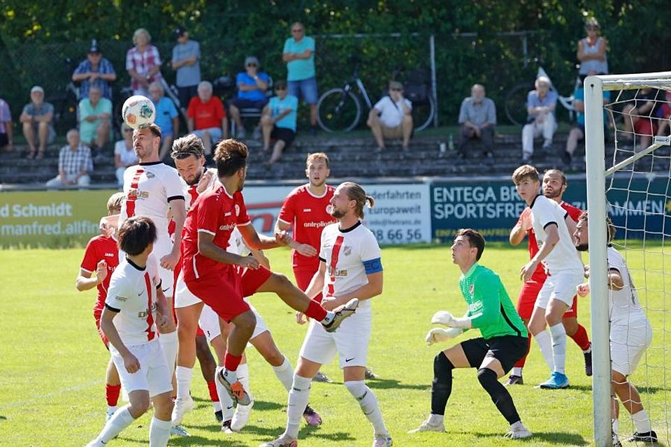 Mächtig Betrieb im Strafraum: RW Darmstadt (beim Kopfball Florian Zorn, in der Mitte Kapitän Patrick Bohn, dahinter Torwart Jan Schickedanz) hatte auch brenzlige Situationen zu überstehen, kam in der Fußball-Verbandsliga aber zu einem klaren 6.0-Erfolg gegen RW Frankfurt.	Foto: Peter Henrich