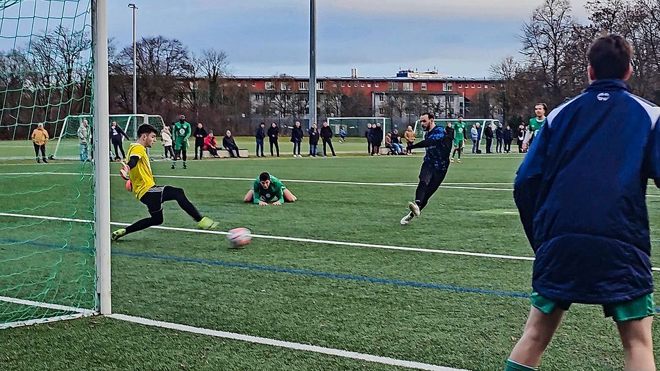 Umjubelter Derbysieg! Hier schiebt Quirin Jürgens (in schwaz-blau) zum 3:1-Endstand ein.