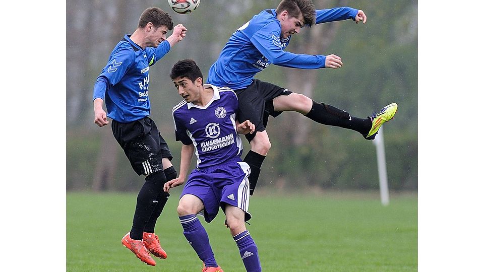 Auf dem Fußballplatz kann es auch mal ungemütlich werden. Diese Erfahrung macht hier Sefa Cakir (Mitte) von den B-Junioren der SG VfR/Saxonia. Um Cakir kümmern sich in dieser Szene die beiden Rönnauer Christian Schladenhaufen (links) und Marvin Gedigk. Foto: Sell
