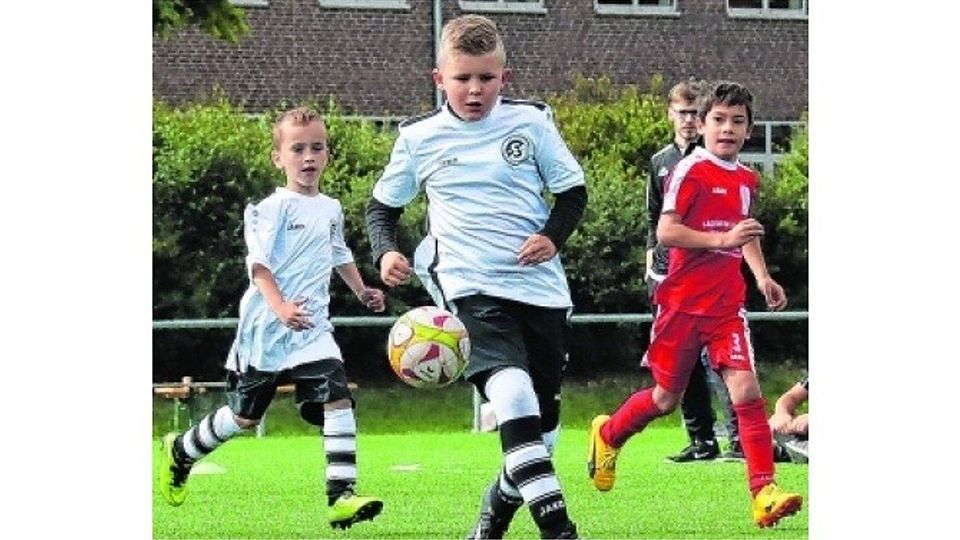 Die F-Junioren des SV Schwanenberg (weiße Trikots) setzen sich gegen TuSa Düsseldorf mit 3:0 durch. Foto: Royal