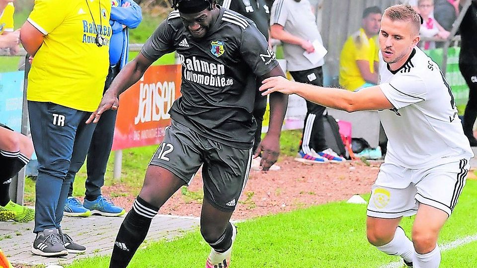Kampf um den Ball: Teverens Emeraude Kongolo (l.) setzt sich gegen seinen Gegenspieler durch