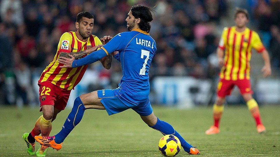 Angel Lafita (balues Trikot, hier beim Ligaspiel gegen Barcelona im vergangenen Dezember) gich in Bamberg nach knapp 70 Minuten zum 1:1 für den FC Getafe aus F: Images