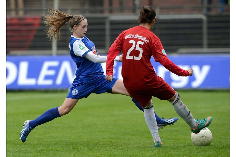 Zweimal erzielte Denise Franjkovic  (l.) den Meppener Anschlusstreffer in Herford. Doch die Emsländerinnen unterlagen beim künftigen Erstligisten 2:3. Foto: Doris Leißing