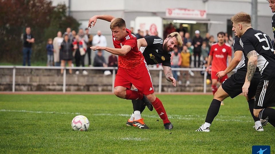 Der FC Bad Sobernheim (rot) setzte sich im umkämpften Heimspiel gegen die SG Meisenheim/Desloch/Lauschied II (schwarz) durch. 