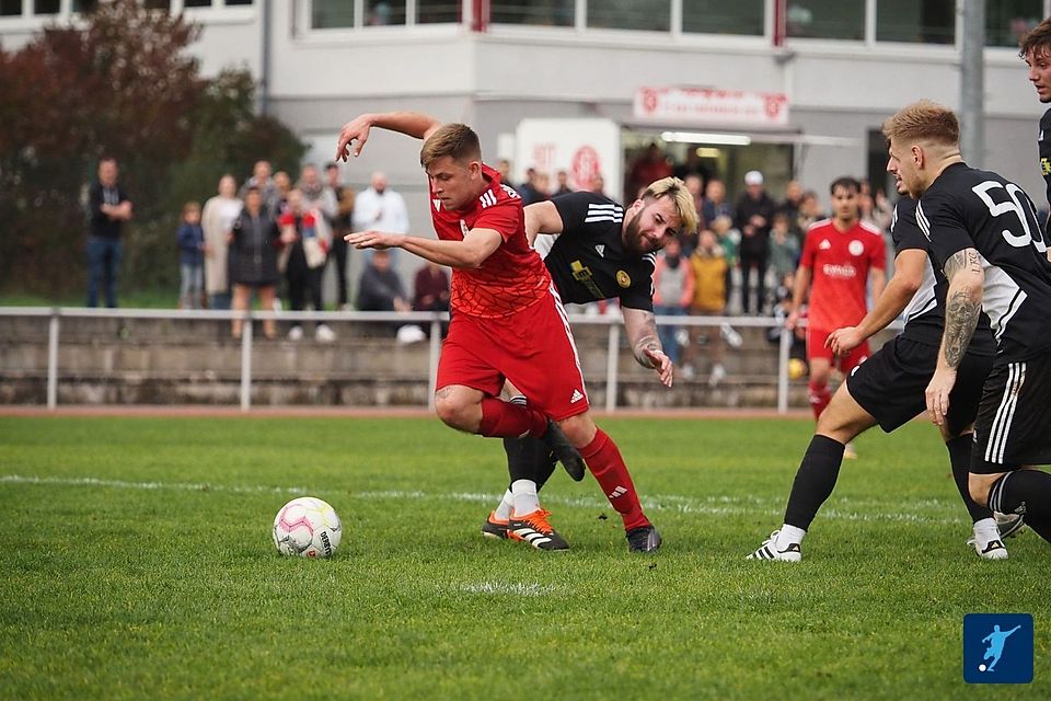 Der FC Bad Sobernheim (rot) setzte sich im umkämpften Heimspiel gegen die SG Meisenheim/Desloch/Lauschied II (schwarz) durch. 