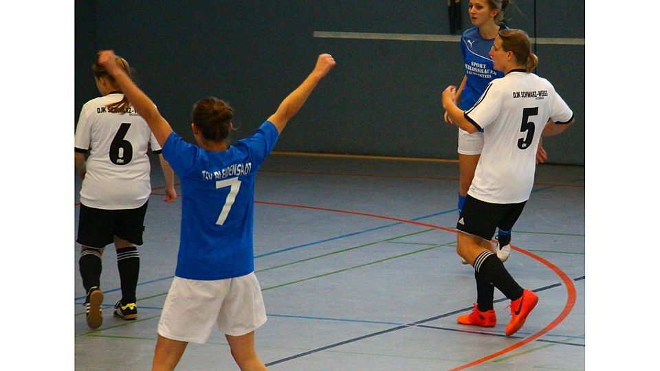Spielerinnen des TSV Bleidenstadt beim Torerfolg F: Hannelore Wagner