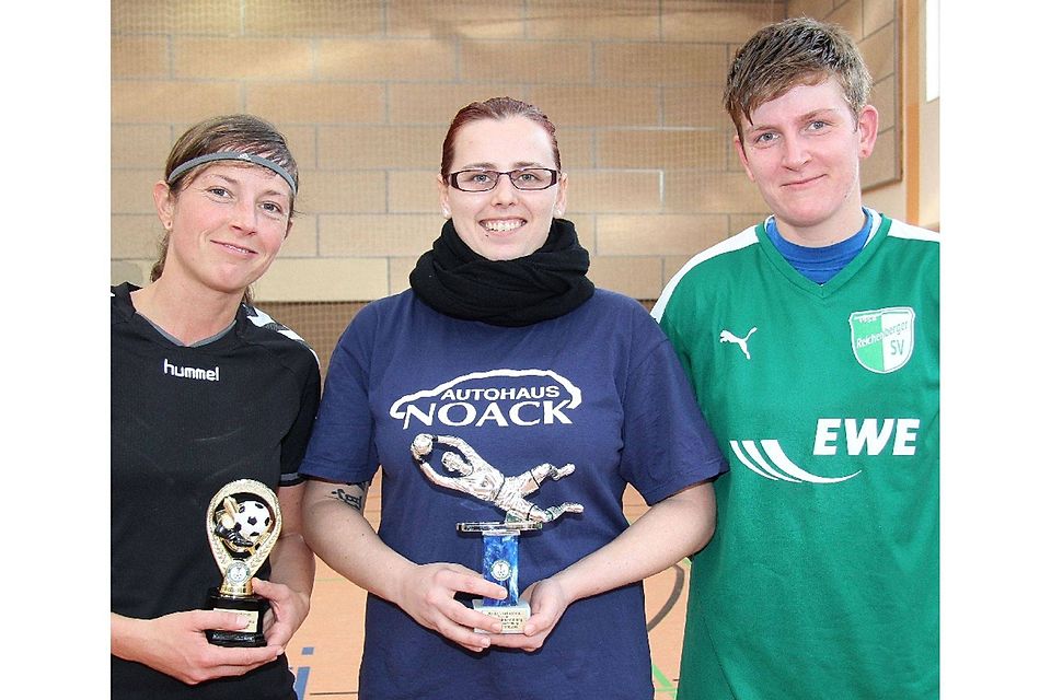 Erfolgreiche Akteurinnen: Reichenwaldes Caroline Döhring, Neuzelles Anne Lehmann und Reichenbergs Franziska Gelbricke-Fritz (v. l.) räumen die Einzelpokal ab ©MOZ/Udo Plate Erfolgreiche Akteurinnen: Reichenwaldes Caroline Döhring, Neuzelles Anne Lehmann und Reichenbergs Franziska Gelbricke-Fritz (v. l.) räumen die Einzelpokal ab ©MOZ/Udo Plate