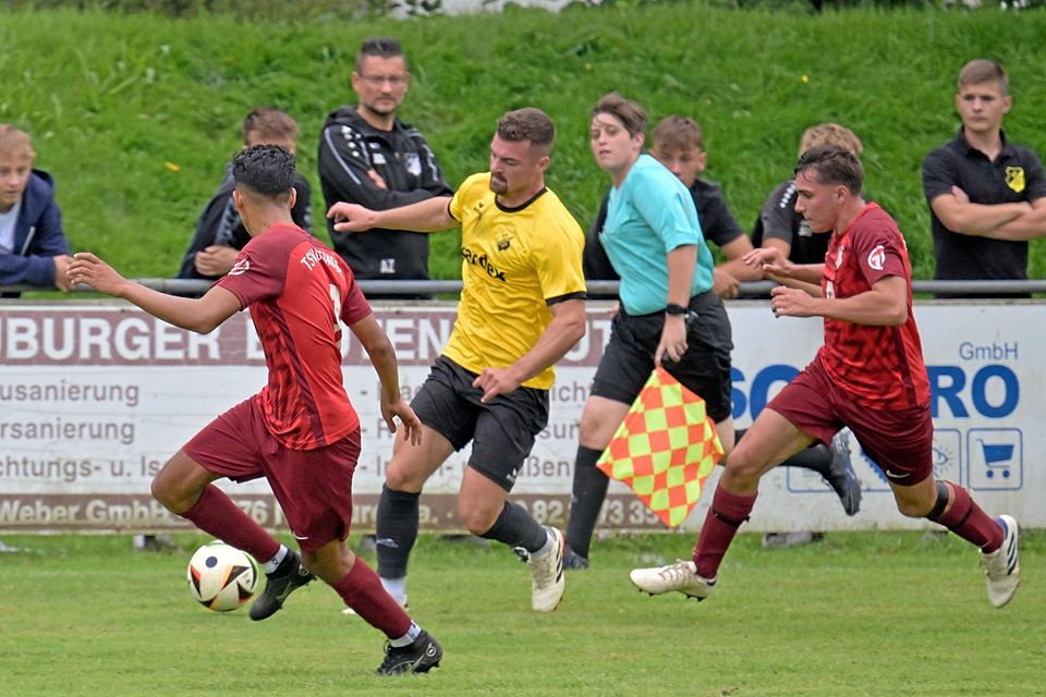 Zählte einmal mehr zu den Aktivposten aufseiten des Aufsteigers SV Neuburg: Kilian Kustermann (hier im Duell mit den Offingern Jannik Grondinger und Jonas Schmidt-Ferbar).
