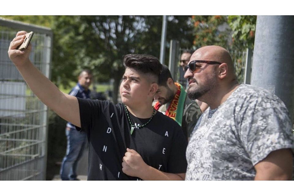 Selfie mit Promi: Die Fans in Euskirchen fotografierten sich gerne mit Rapper Xatar, der nun Trikot-Sponsor des FC Heval ist.
