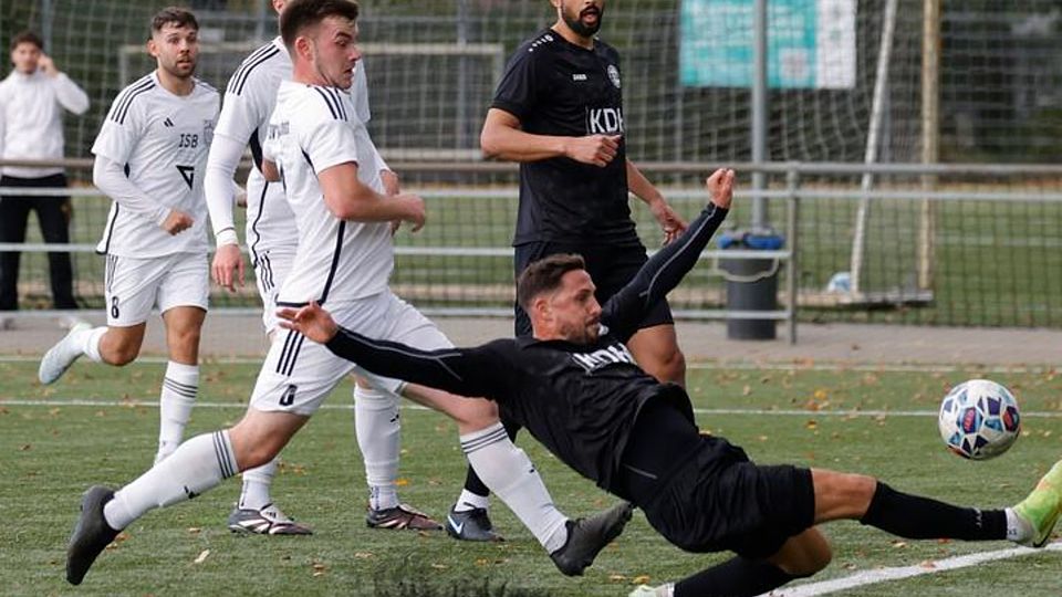 Der Griesheimer Patrick Stumpf (vorn) erzielte drei Tore gegen den TSV Höchst (mit Nikolas Helm).