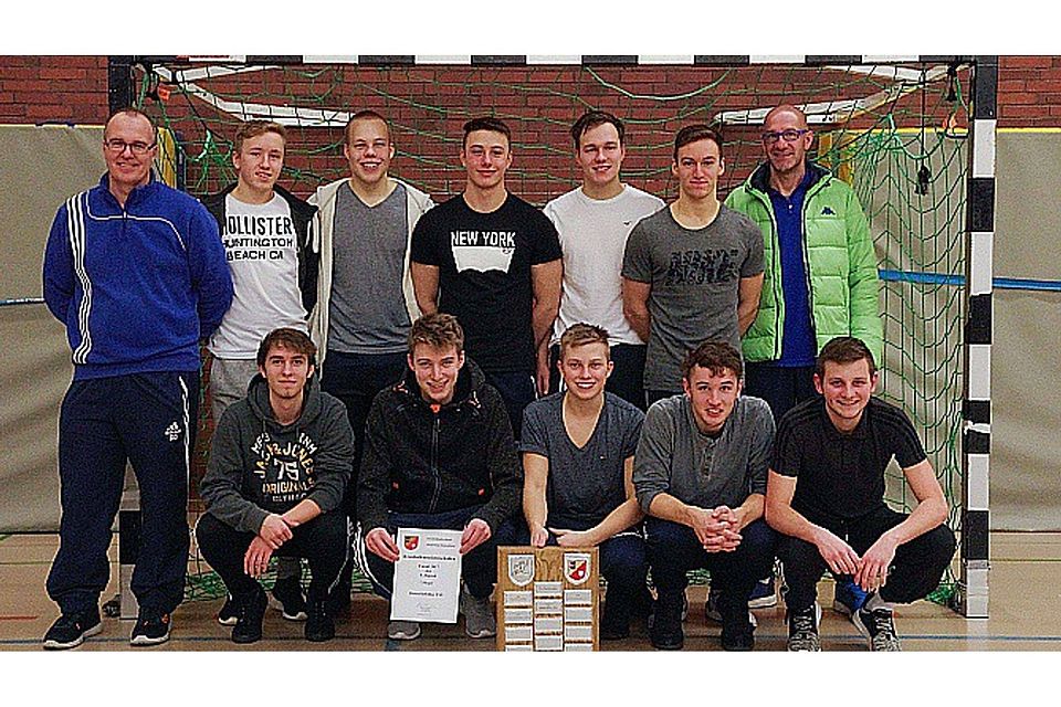 So sehen Sieger aus: Ohne Niederlage sicherte sich die A-Jugend des Osterrönfelder TSV mit Trainer Henning Hardt (obere Reihe rechts) den Titel bei den Hallenkreismeisterschaften im Futsal.Landt