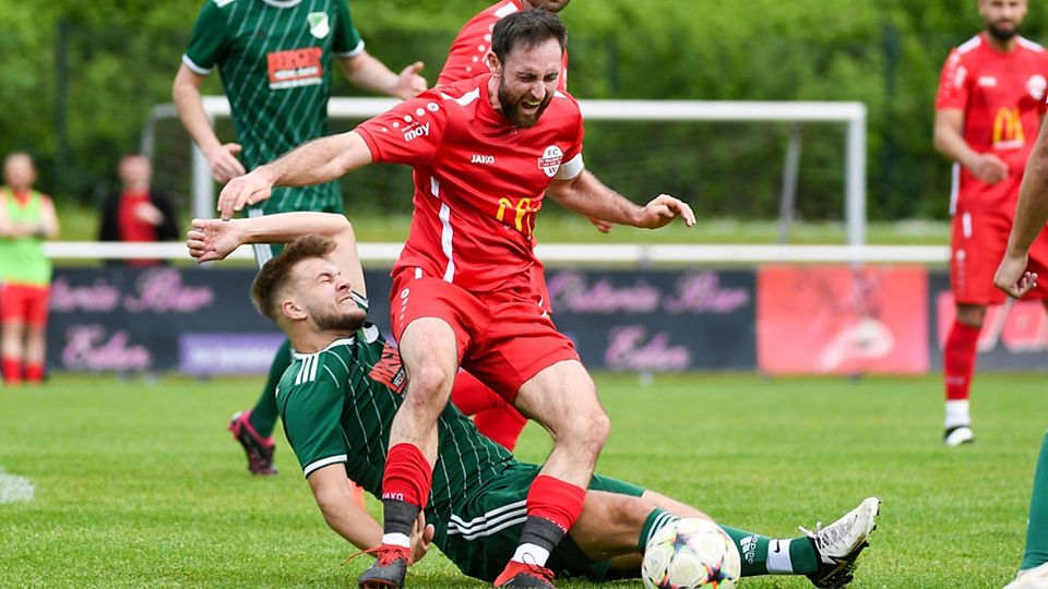 Eine schmerzhafte Erfahrung für Dominik Bitzenhofer (vorne) und den FC Wallbach war das 0:2 gegen den FC Hausen (Till Denner).   | Foto: Gerd Gründl