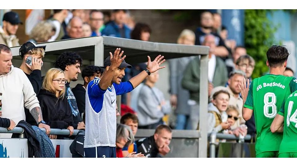 Abstiegskampf – eine Frage der Nerven: Das weiß auch Kevin Kaguah (l.), Trainer des Fußball-Hessenligisten VfB Marburg. © Stefan Tschersich