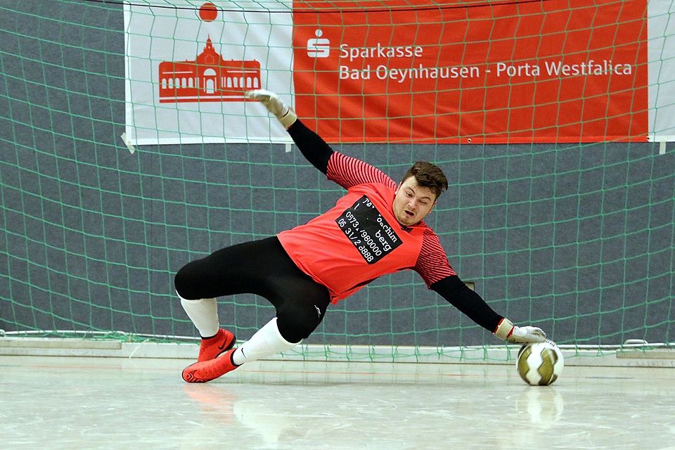 Die Parade des Abends im Sportzentrum Nord: FCO-II-Torhüter Henrik Stühmeyer pariert diesen Ball im Neunmeterschießen des Halbfinalspiels gegen die SVEW II.