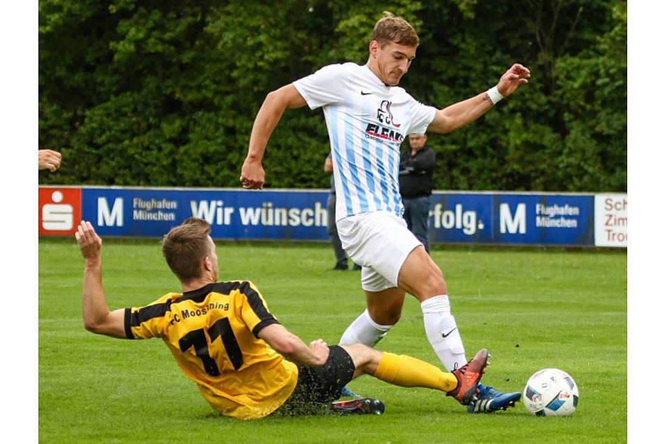 Sie brauchen sich nicht zu verstecken: Die Fußballer der SpVgg Kammerberg – hier mit Matthias Eisenkolb am Ball – fahren selbstbewusst nach Schwaig. Riedel
