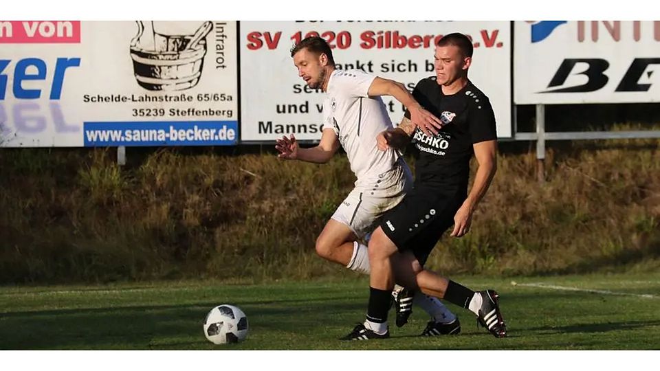 Spielertrainer Christoph Weidenhausen (links) meldet sich mit dem TSV Michelbach dank eines hoch verdienten 3:0-Auswärtssiegs am Sonntagabend im Derby bei den SF/Blau-Gelb Marburg II im Aufstiegsrennen der Fußball-Kreisoberliga Nord zurück. © Jens Schmidt