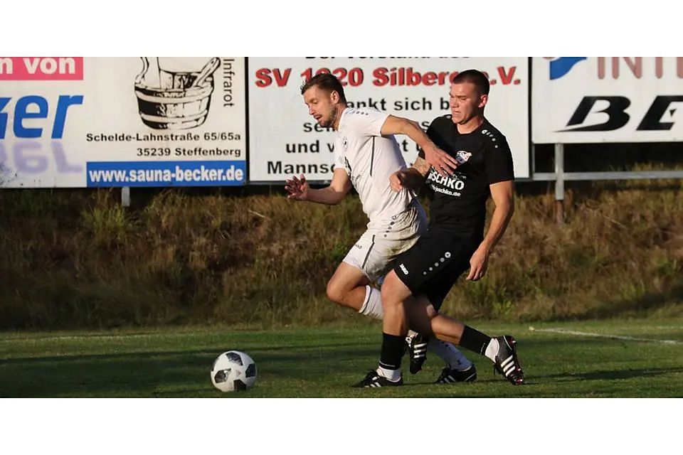 Spielertrainer Christoph Weidenhausen (links) meldet sich mit dem TSV Michelbach dank eines hoch verdienten 3:0-Auswärtssiegs am Sonntagabend im Derby bei den SF/Blau-Gelb Marburg II im Aufstiegsrennen der Fußball-Kreisoberliga Nord zurück. © Jens Schmidt