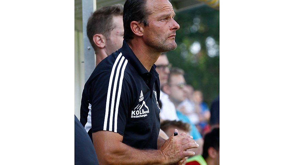Der Saaser Trainer Armin Eck gibt sich nachdenklich. Bisher hat es für die Lerchenbühler nur zu einem Heimsieg gereichtF: Peter Kolb