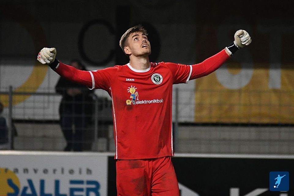 Heiko Schiefer dankt dem Fußballgott. Dank der Paraden des Keepers holten ansonsten schwache Ansbacher einen höchst glücklichen Punkt in Burghausen.