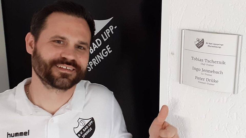 Daumen hoch für ein weiteres Jahr beim BV Bad Lippspringe: Trainer Tobias Tschernik verlängert seinen Vertrag.