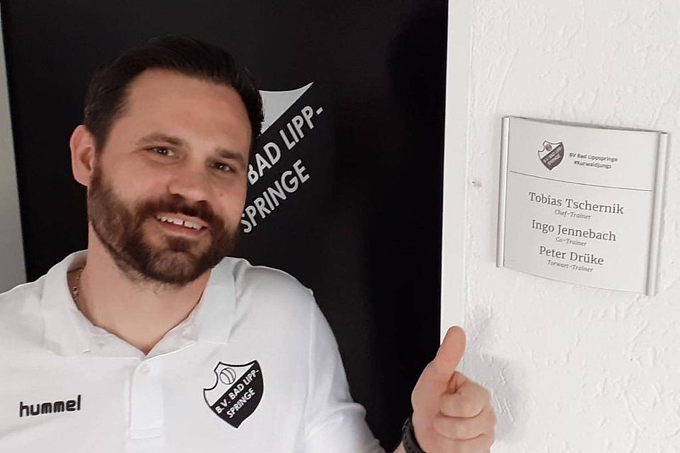 Daumen hoch für ein weiteres Jahr beim BV Bad Lippspringe: Trainer Tobias Tschernik verlängert seinen Vertrag.