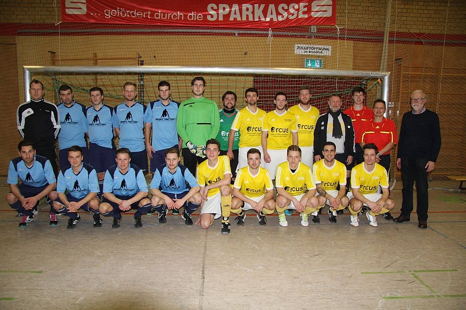 Die beiden Endspielteilnehmer (links TSV Marktzeuln, rechts TSV Ebensfeld) mit den Schiedsrichtern und Alfred Schnappauf von der Sparkasse Coburg-Lichtenfels. Foto: TSV