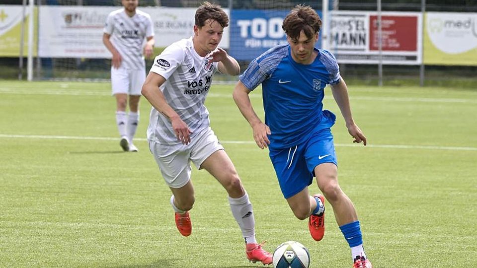 Moritz Sonnenschein (TSG Bretzenheim II) zieht an Zornheims Nick Apitius vorbei. 	Foto: Stefan Sämmer