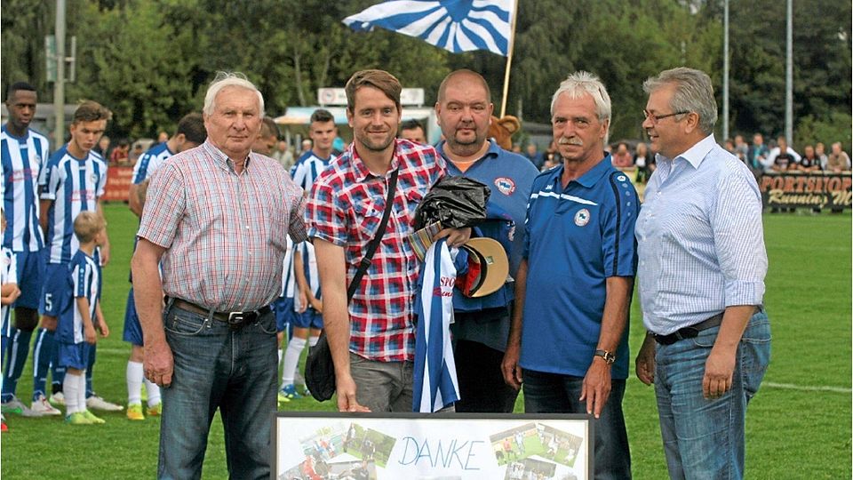 Der Vorstand verabschiedet seinen Spieler: Robert Berg (Zweiter von links) bekam von Helmut Bugiel, Mario Siggel und Wolfgang Kettner reichlich Geschenke mit auf den Weg.  ©Steffen Kretschmer/MZV