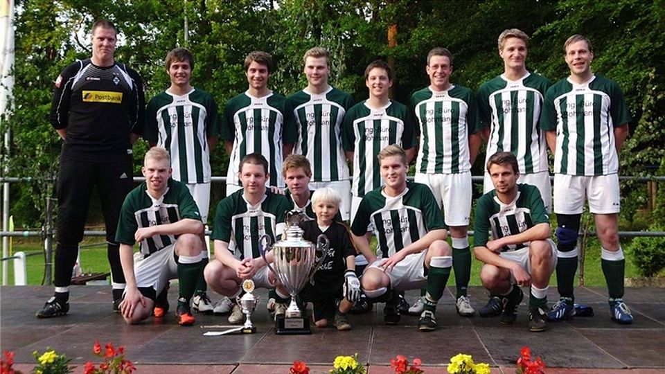 Die Reserve des TuS Berge holte sich den Maiburg-Wanderpokal. Fotos: BSC