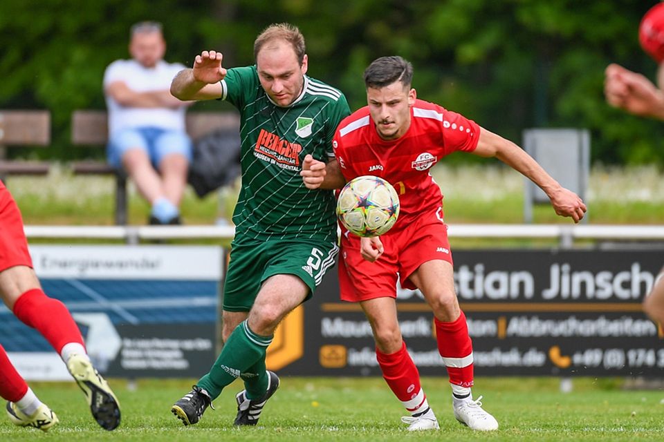  „Gemischte Gefühle“: Teams wie der FC Hausen (Adrian Gräßlin, links) und FC Wallbach (Ibrahim Güler) verzeichnen viele Absenzen. | Foto: Gerd Gründl	