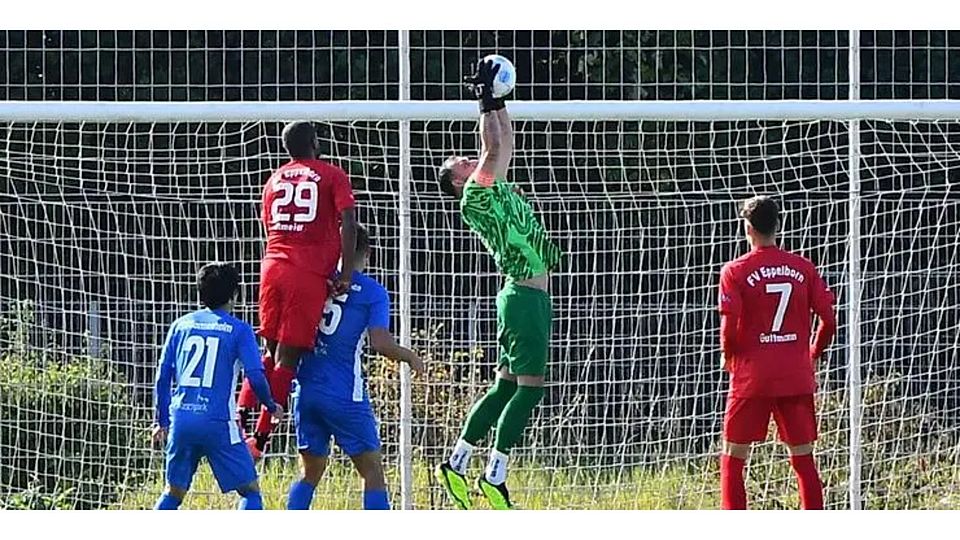 Fangsicher: Gonsenheims Keeper Paul Simon sichert sich den Ball im Hinspiel gegen den FV Eppelborn. In Blau seine Teamkollegen Yoshiki Watai (links) und Julian Donges.     Archivfoto: Kristina Schäfer