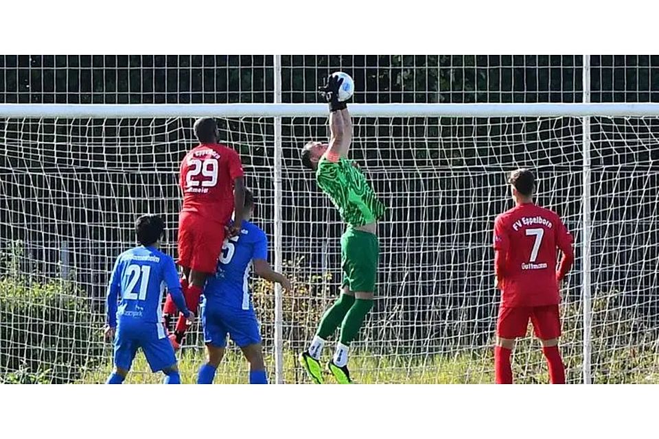 Fangsicher: Gonsenheims Keeper Paul Simon sichert sich den Ball im Hinspiel gegen den FV Eppelborn. In Blau seine Teamkollegen Yoshiki Watai (links) und Julian Donges.     Archivfoto: Kristina Schäfer