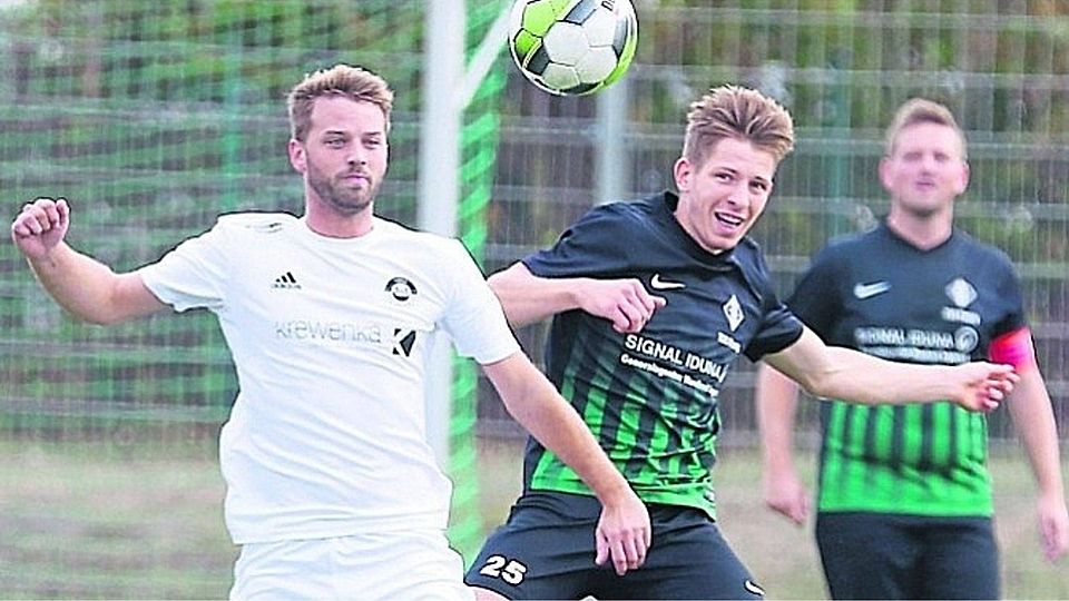 Fünf Tore im Topspiel: Mit einem 3:2-Auswärtserfolg bei der TSG Planig II rückt Verfolger TuS Hackenheim II (weiße Trikots) bis auf einen Zähler an den Spitzenreiter heran. Foto: Edgar Daudistel
