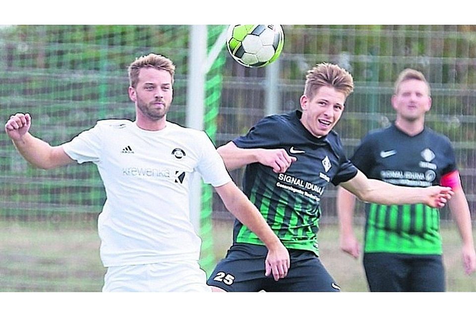 Fünf Tore im Topspiel: Mit einem 3:2-Auswärtserfolg bei der TSG Planig II rückt Verfolger TuS Hackenheim II (weiße Trikots) bis auf einen Zähler an den Spitzenreiter heran. Foto: Edgar Daudistel