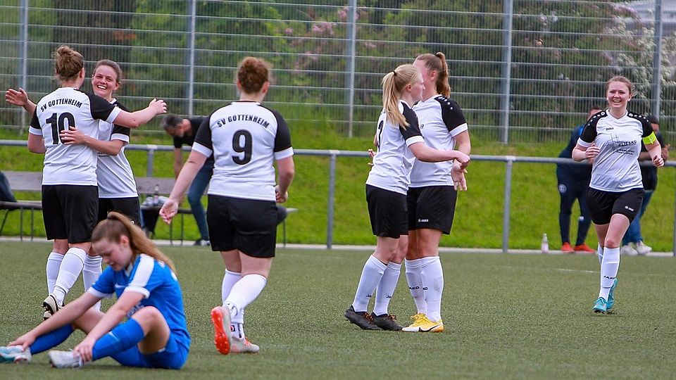 Freude bei den Fußballerinnen des SV Gottenheim, die auch die letzte Hürde in Engen gegen den Hegauer FV II nehmen. 