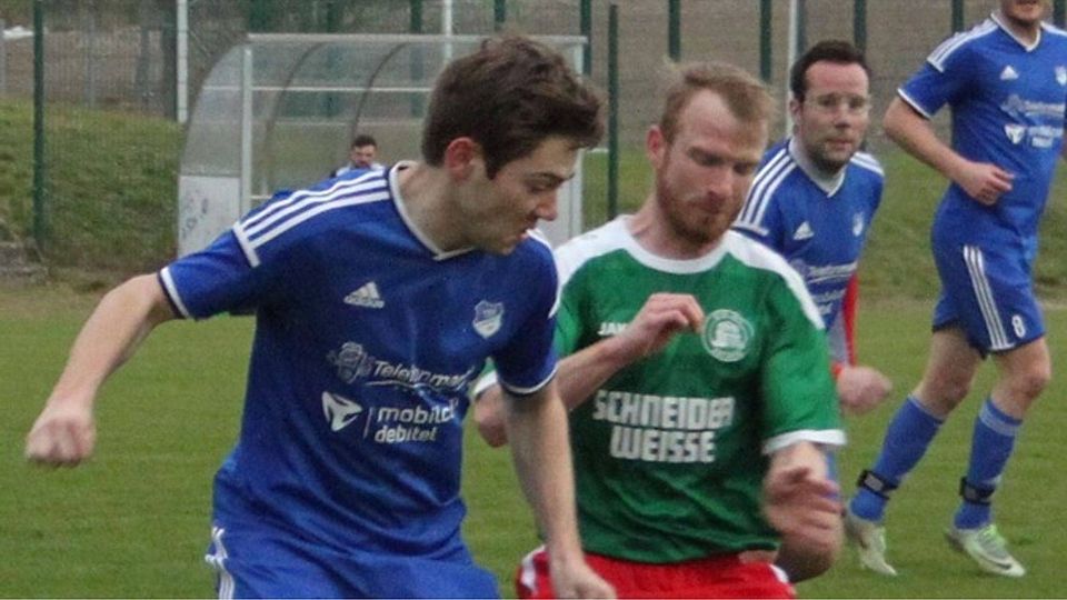 Der ATSV (grün-rot) trat in Langquaid (blau) mit Kickern des zweiten Teams an. Foto: ear