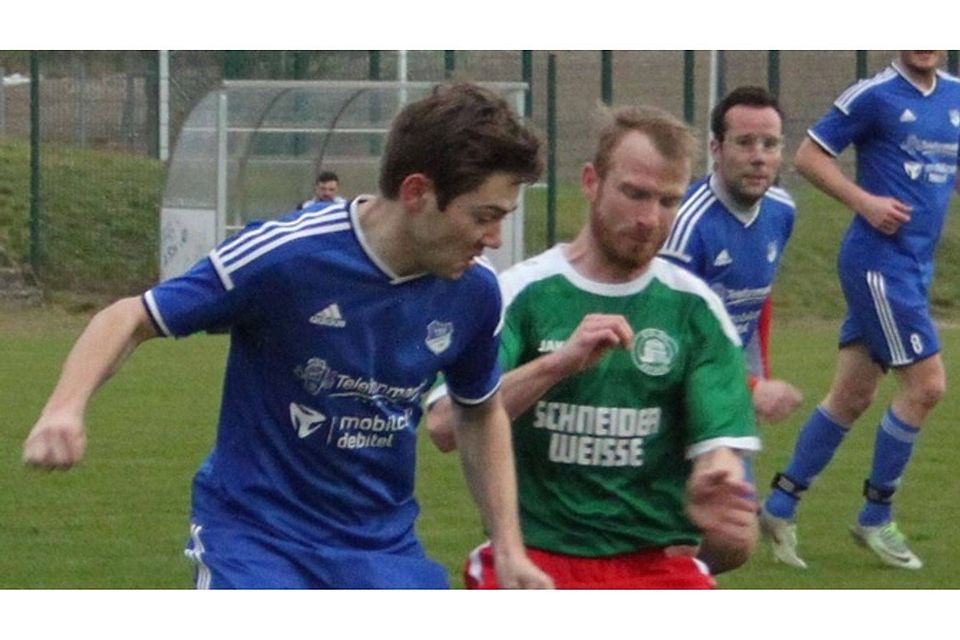 Der ATSV (grün-rot) trat in Langquaid (blau) mit Kickern des zweiten Teams an. Foto: ear