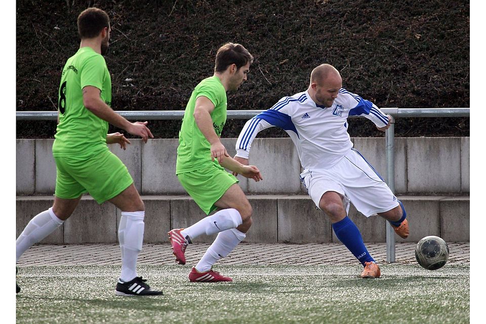 Bild mit Symbolkraft: Dietersheims Niklas Ranft (Mitte) versucht vergeblich, den Essenheimer Robert Preywisch (rechts) am Flanken zu hindern. Die Kicker der Spvgg kamen in der zurückliegenden Saison meist einen Schritt zu spät ? und wurden Letzter in der A-Klasse.