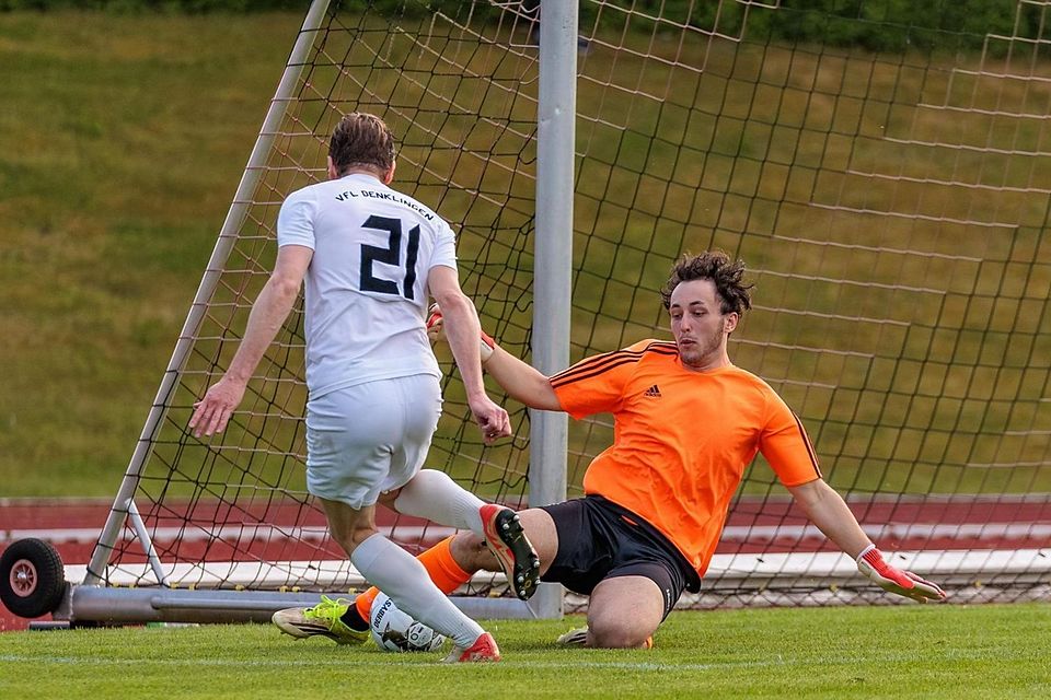 Fußball; Saison 2025/26; Bezirksliga; Relegation; 1. Runde, Hinspiel; 19.05.2026; Lukas Greif vom VfL Denklingen scheitert an Torhüter Dejan Varcakovic vom TSV Zorneding Fußball; Saison 2025/26; Bezirksliga; Relegation; 1. Runde, Hinspiel; 19.05.2026; Lukas Greif vom VfL Denklingen scheitert an Torhüter Dejan Varcakovic vom TSV Zorneding